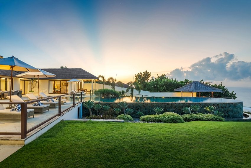 Villa Bale Agung, a cliff front wedding venue in Pandawa, Indonesia